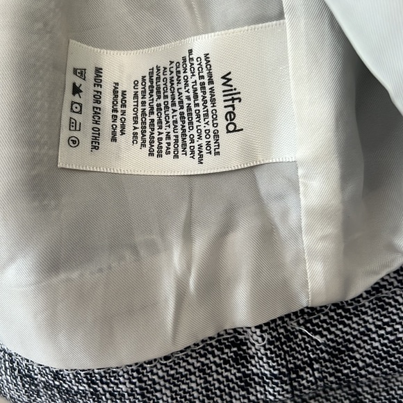 SOLD Aritzia Wilfred little cropped jacket - Picture 8 of 9